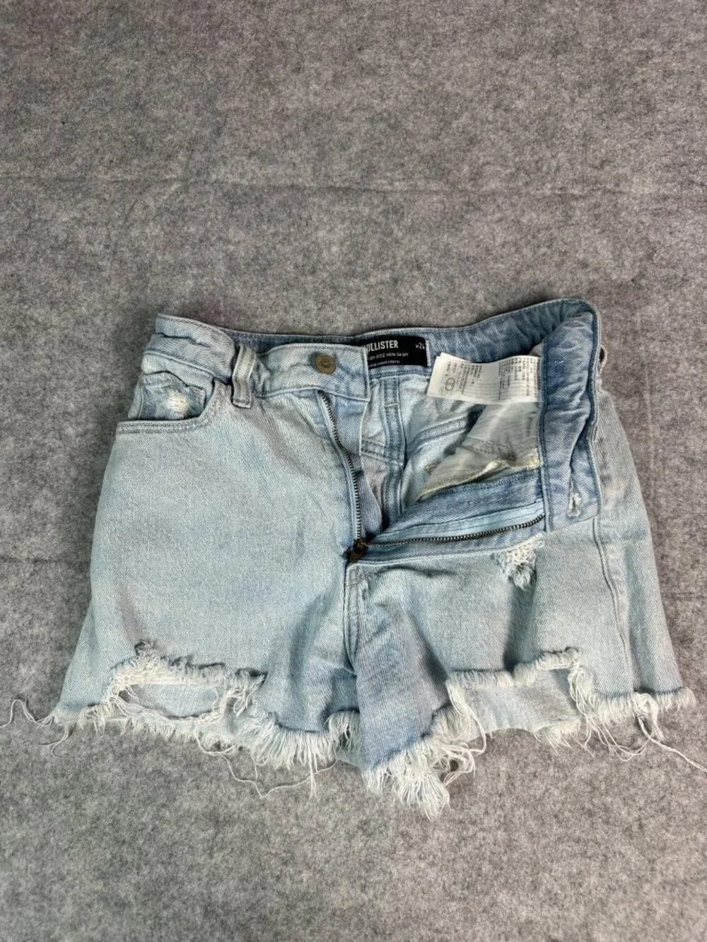 Hollister Ultra High Rise Mom Shorts Size 00 W24 Distressed Light Wash Denim